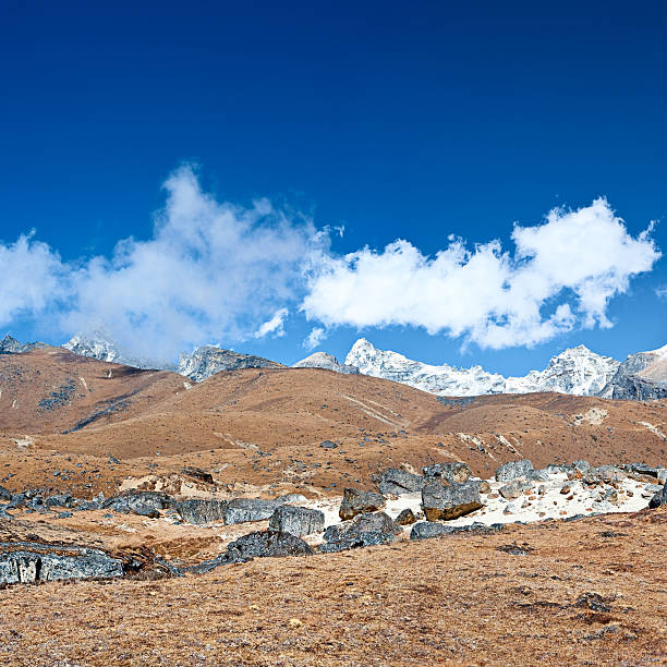 sulla strada per renjo la - renjo la foto e immagini stock