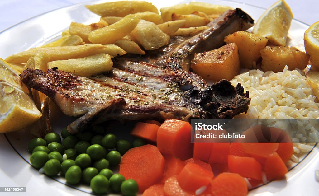 Hirines Brizoles temperado costeleta de porco grego jantar - Foto de stock de Arroz - Alimento básico royalty-free