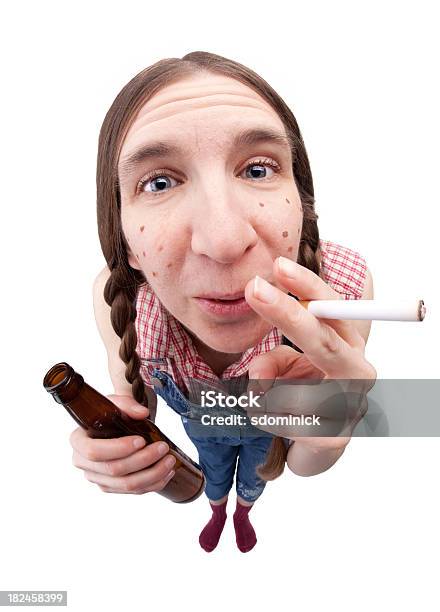 Redneck Donna Con Sigaretta E Birra - Fotografie stock e altre immagini di 35-39 anni - 35-39 anni, Adulto, Adulto di mezza età