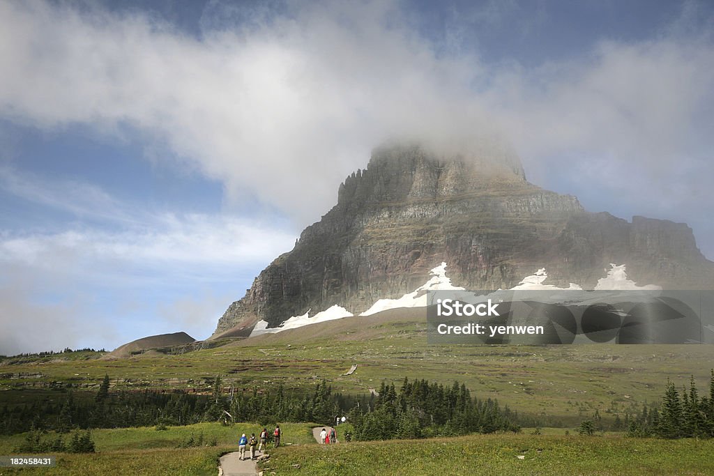 Hikers en los senderos de montaña - Foto de stock de Acantilado libre de derechos