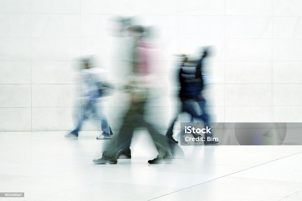 Trabalhadores Andar em corredores, Movimento Desfocado - Royalty-free Andar Foto de stock