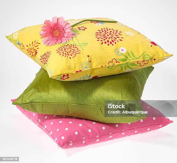 Decoraçãoalmofadas Com Flor - Fotografias de stock e mais imagens de Almofada - Roupa de Cama - Almofada - Roupa de Cama, Pilha - Arranjo, Acessório