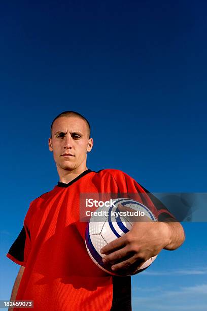 Jugador De Fútbol Foto de stock y más banco de imágenes de Adulto - Adulto, Agarrar, Aire libre