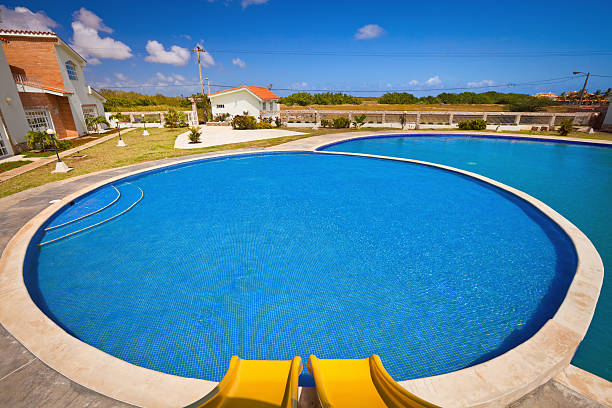 tropikalny kąpielisko - resort swimming pool swimming pool poolside curve zdjęcia i obrazy z banku zdjęć