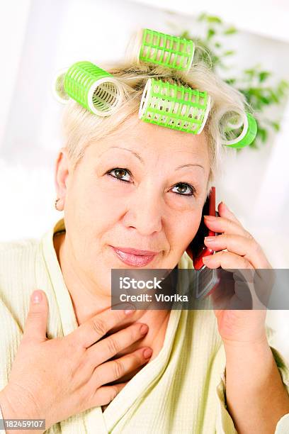 Mulher Idosa Com Cellphone - Fotografias de stock e mais imagens de 50 Anos - 50 Anos, 60-69 Anos, A usar um telefone