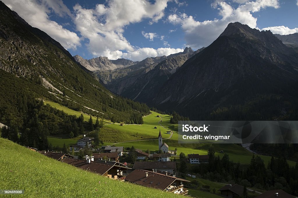 Antiguo mountain village in tirol austria - Foto de stock de Alpes Europeos libre de derechos