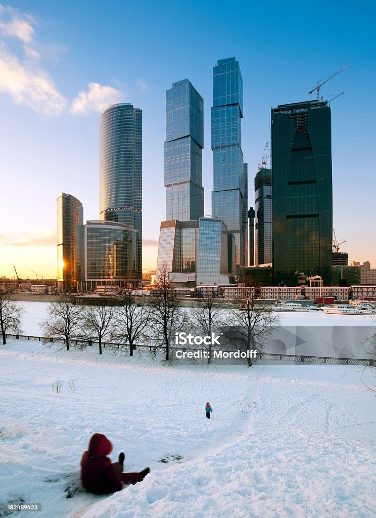 I bambini giocano nella neve in città Grattacieli di Mosca - Foto stock royalty-free di Futuristico