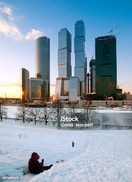 I Bambini Giocano Nella Neve In Città Grattacieli Di Mosca - Fotografie stock e altre immagini di Futuristico