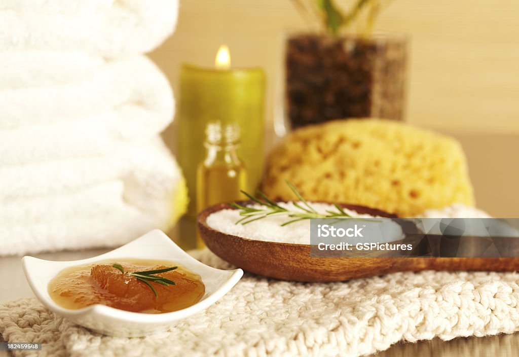 Spa ainda vida, com mel e esfoliação de sal marinho - Foto de stock de Esfoliação royalty-free