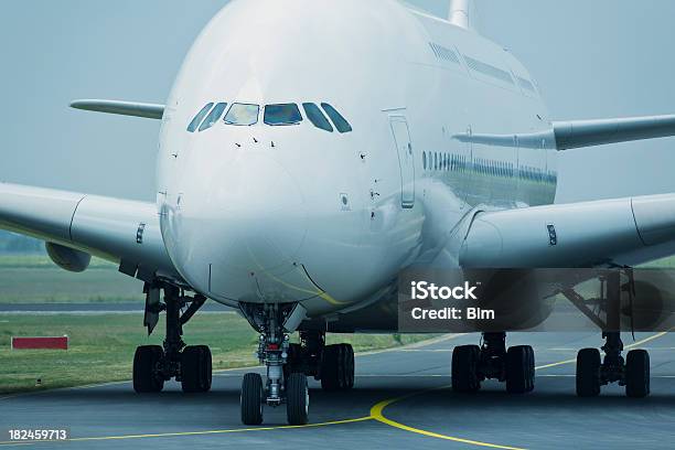 Pista Di Rullaggio Suampia Vista Anteriore - Fotografie stock e altre immagini di Rullaggio - Rullaggio, Mezzo di trasporto aereo, Cabina di pilotaggio