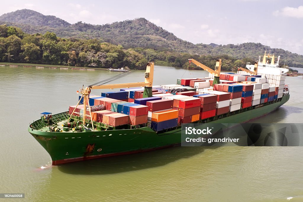 Cargo dans le Canal de Panama - Photo de Canal de Panama libre de droits