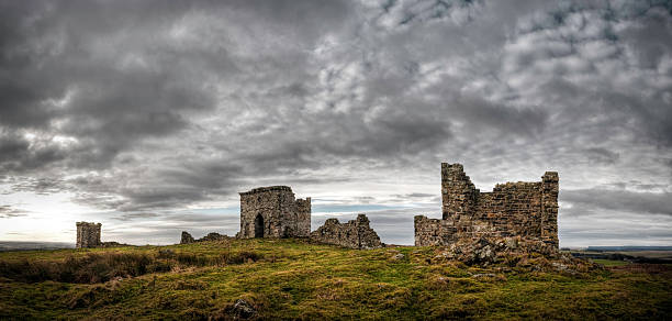 rothley замок, возле ротбери, northumberland, великобритания - the ramparts стоковые фото и изображения