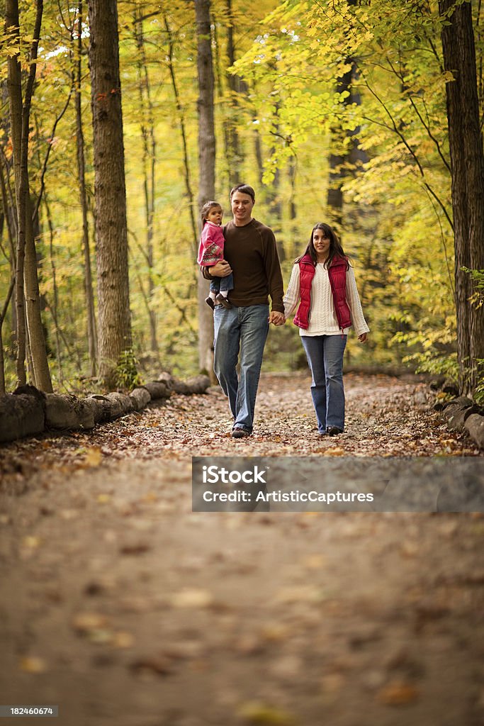 Famille heureuse marchant sur sentier à travers bois automne - Photo de Adulte libre de droits