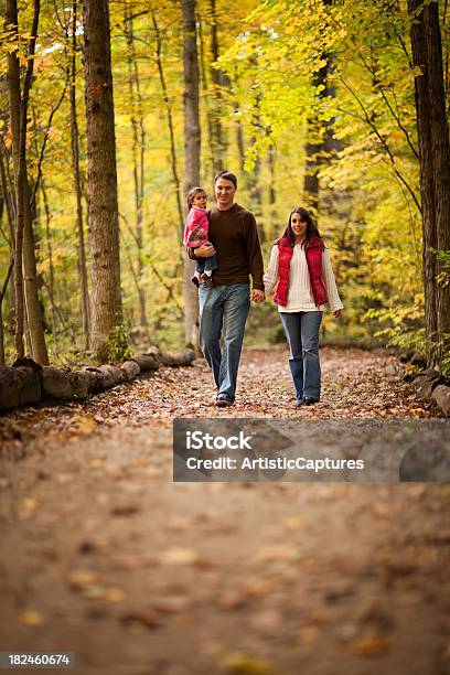 Photo libre de droit de Famille Heureuse Marchant Sur Sentier À Travers Bois Automne banque d'images et plus d'images libres de droit de Adulte