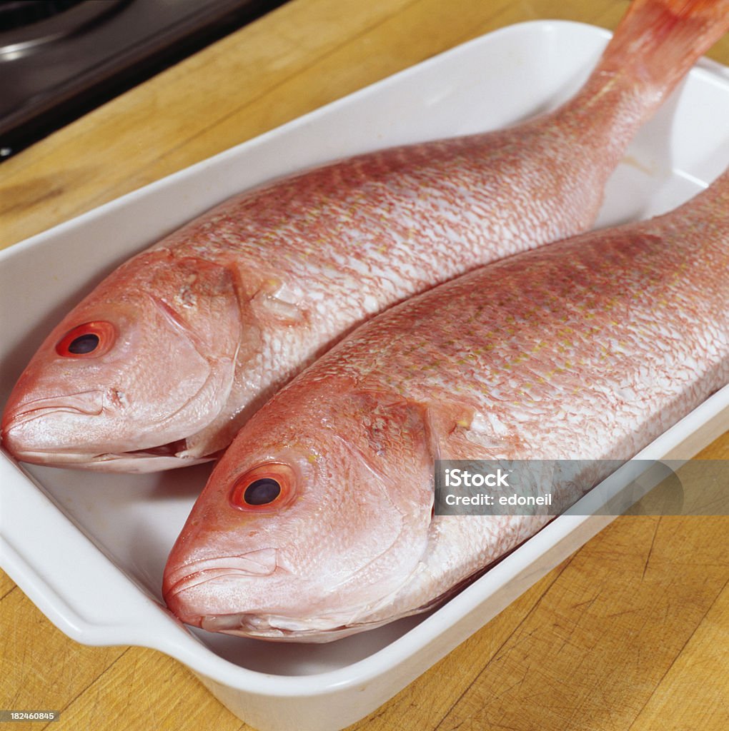 Red snapper Ryba na tacy - Zbiór zdjęć royalty-free (Drewno - Tworzywo)