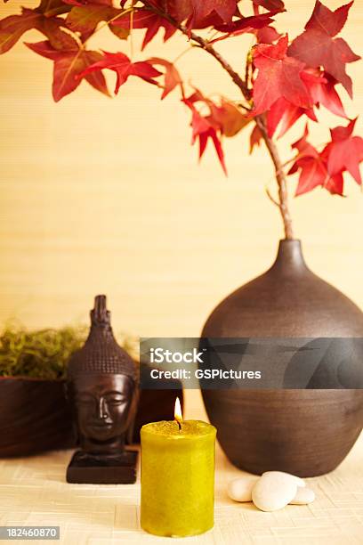 Foto de Ainda Vida De Ácer Vermelho Folhas Em Vaso Com Buda e mais fotos de stock de Acordo