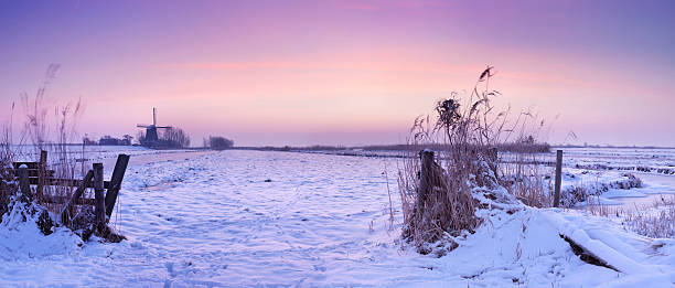 típicas holandesas paisagem com moinho no inverno em sunrise - polder windmill space landscape imagens e fotografias de stock