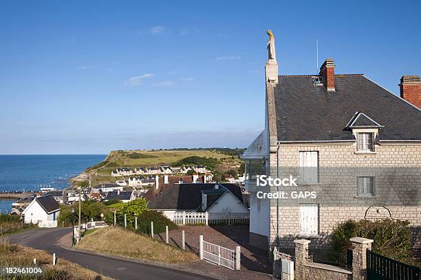 Foto de Farol Nos Penhascos De Portenbessin e mais fotos de stock de Baixa Normandia - Baixa Normandia, Branco, Calvados