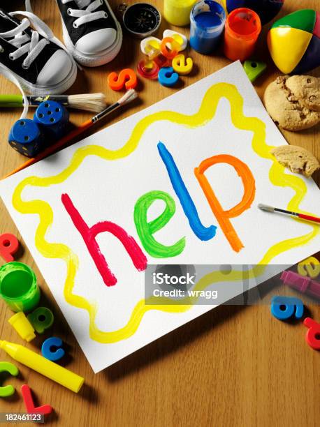 Ajuda Pintada Por Crianças - Fotografias de stock e mais imagens de Amarelo - Amarelo, Assistência, Azul
