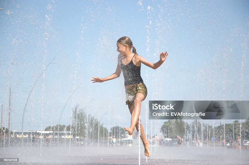 Mädchen spielt in fountain - Lizenzfrei Weiblicher Teenager Stock-Foto