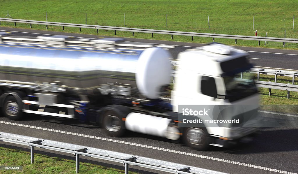 Camion blanc Navire-citerne - Photo de Autoroute libre de droits