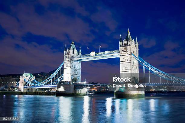 Тауэрский Мост И Очертания Города Лондон Великобритания — стоковые фотографии и другие картинки Англия