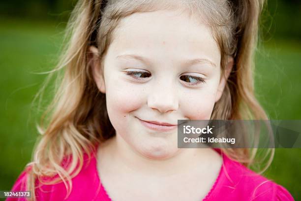 Felice Ragazza Sorridente E Attraversando I Suoi Occhi Al Di Fuori - Fotografie stock e altre immagini di 6-7 anni