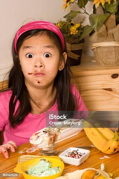 Smorfie Con Banana Split - Fotografie stock e altre immagini di Bambino - Bambino, Banana split, Felicità