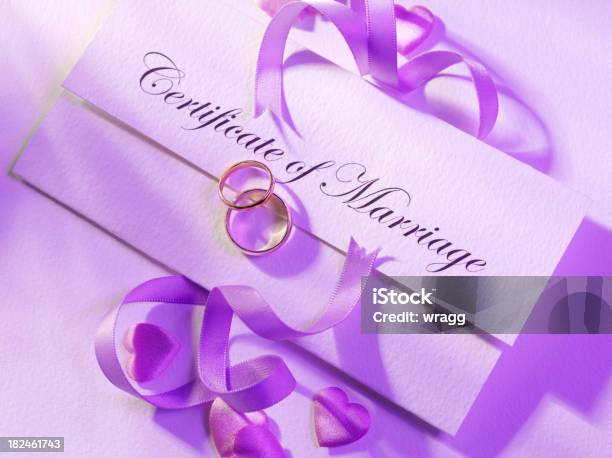 Certificado De Matrimonio Foto de stock y más banco de imágenes de Alianza - Anillo - Alianza - Anillo, Púrpura, Fotografía - Imágenes