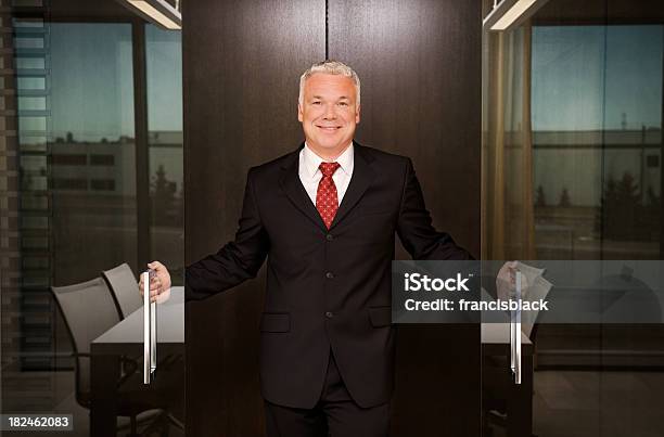 Exitoso Hombre De Negocios Senior Foto de stock y más banco de imágenes de Corbata - Corbata, Liderazgo, Negocio