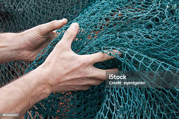 W Pracy - zdjęcia stockowe i więcej obrazów Rybak - Rybak, Sieć rybacka, Handlowa sieć rybacka