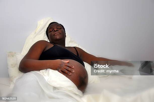 Foto de Bebê Dia A Nove Meses Grávida Mulher Negra e mais fotos de stock de Nascimento em Casa - Nascimento em Casa, Contração Muscular, Mulheres