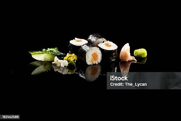 Classico Hosomaki Salmone - Fotografie stock e altre immagini di Sushi - Sushi, Sfondo nero, Riflesso