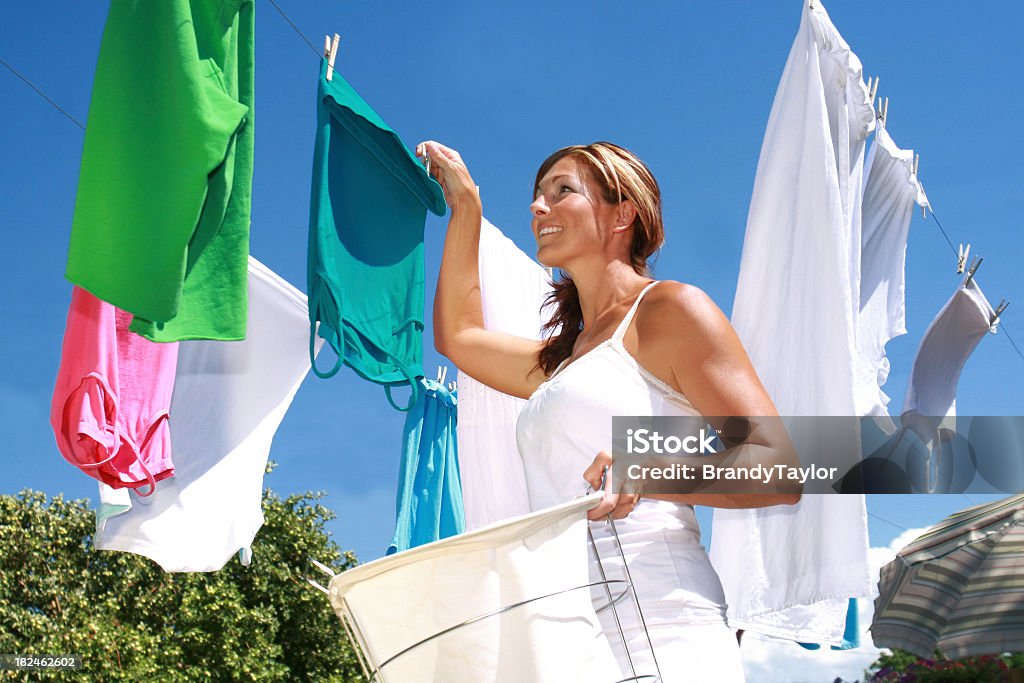 Jovem mulher desligar Lavar Roupa - Royalty-free Vestuário Foto de stock