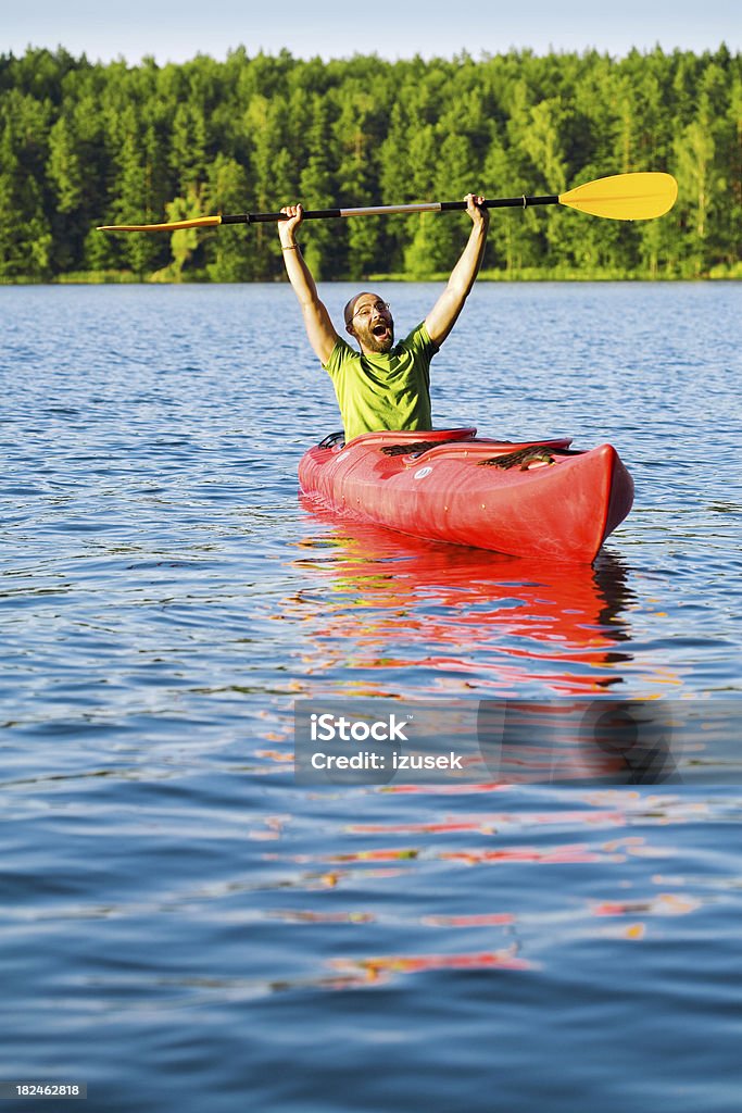 Jeune homme en Rouge Kayak Pousser un cri - Photo de Activité de loisirs libre de droits