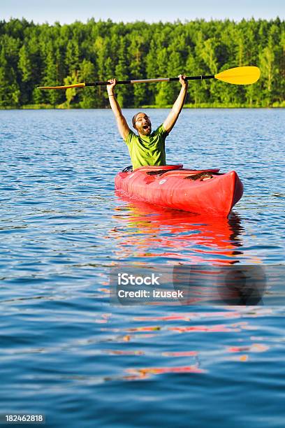 Photo libre de droit de Jeune Homme En Rouge Kayak Pousser Un Cri banque d'images et plus d'images libres de droit de Activité de loisirs - Activité de loisirs, Activité de plein air, Adulte