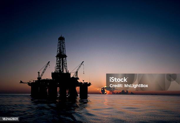 Oil Industry Stockfoto und mehr Bilder von Bohrinsel - Bohrinsel, Bohranlage, Meer