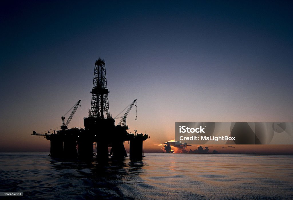 Industrie du pétrole - Photo de Plateforme offshore libre de droits