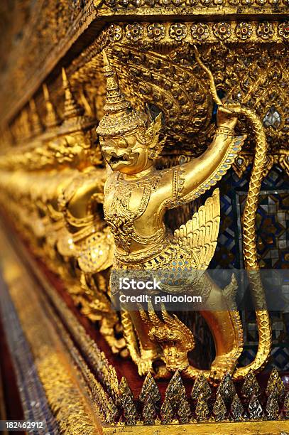 Golden Da Garuda Em Wat Phra Kaew - Fotografias de stock e mais imagens de Arquitetura - Arquitetura, Banguecoque, Buda