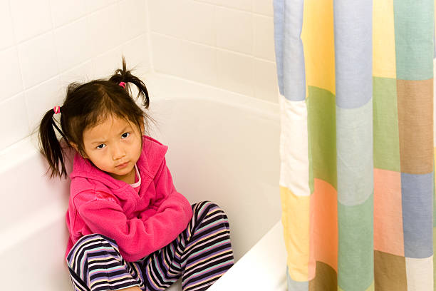 enfant d'âge pré-scolaire pouting dans la baignoire - washing hair photos et images de collection