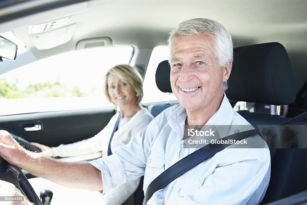 年配のカップル楽しみながら微笑む、お車で - 運転するのロイヤリティフリーストックフォト