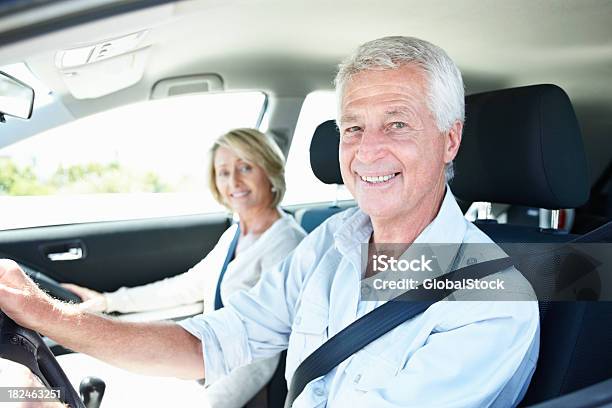 年配のカップル楽しみながら微笑むお車で - 運転するのストックフォトや画像を多数ご用意 - 運転する, 自動車, シニア世代