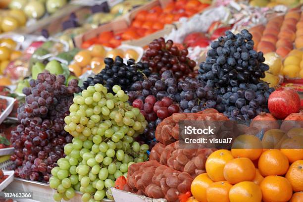 Photo libre de droit de Un Assortiment De Fruits Légumes De Raisin banque d'images et plus d'images libres de droit de Affluence - Affluence, Aliment, Aliment cru