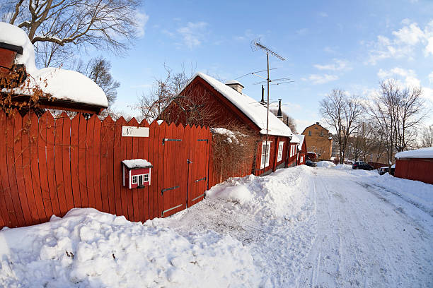 小さな赤い木製のコテージでは、冬期にスノー。ストックホルム,スウェーデンます。メールボックスます。 - sweden cottage winter snow ストックフォトと画像