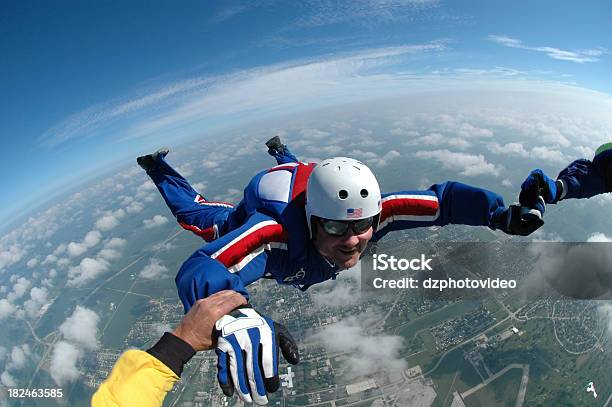 Foto Stock Royaltyfree Rosso Bianco Blu Skydiver Da Caduta Libera - Fotografie stock e altre immagini di Attività ricreativa
