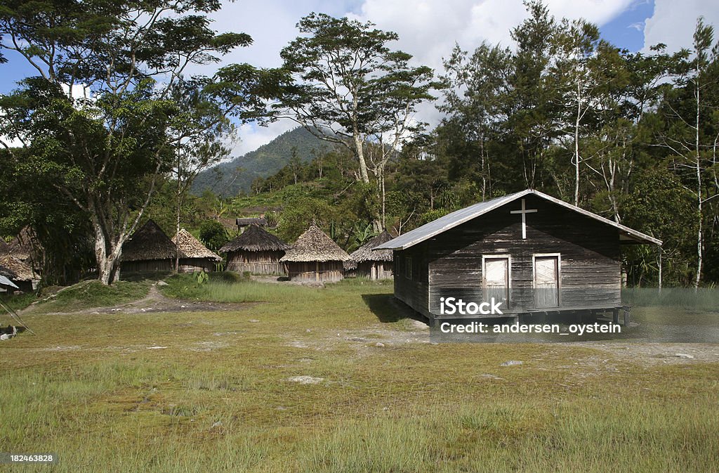 Katoliczka Kościół w odległych Papuan village - Zbiór zdjęć royalty-free (Irian Zachodni)