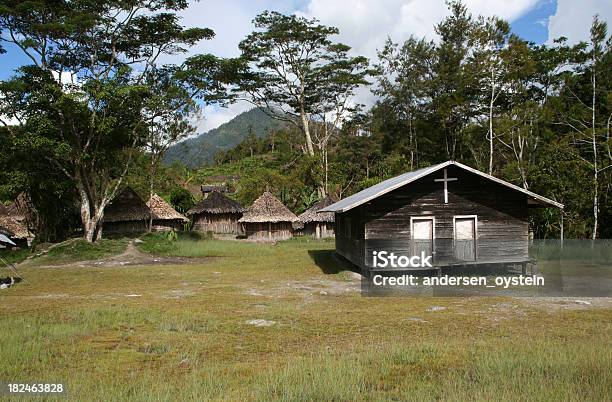 Katoliczka Kościół W Odległych Papuan Village - zdjęcia stockowe i więcej obrazów Irian Zachodni - Irian Zachodni, Kościół, Architektura