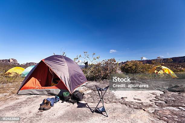 Tenda In Campeggio On The Rocks - Fotografie stock e altre immagini di Alpinismo - Alpinismo, Ambientazione esterna, Auyantepui