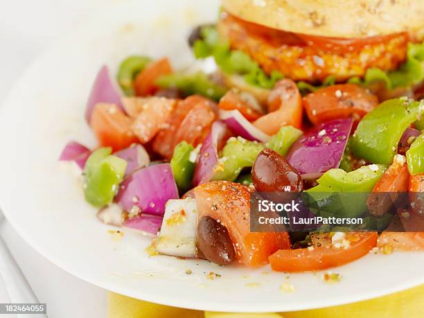 Salada Grega Com Um Churrasco No Hambúrguer De Galinha - Fotografias de stock e mais imagens de Acompanhamento