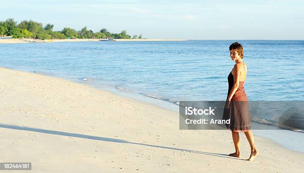 Manhã Em Uma Praia - Fotografias de stock e mais imagens de Adolescente - Adolescente, Adulto, Andar